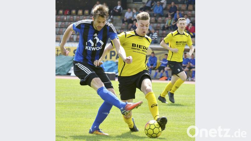 Benjamin Werner (links) und Fabian Helleder kämpfen um den Ball, in der kommenden Saison sind sie Teamkollegen: Helleder wechselt vom FC Amberg zur SpVgg SV Weiden.  	Bild: Ziegler