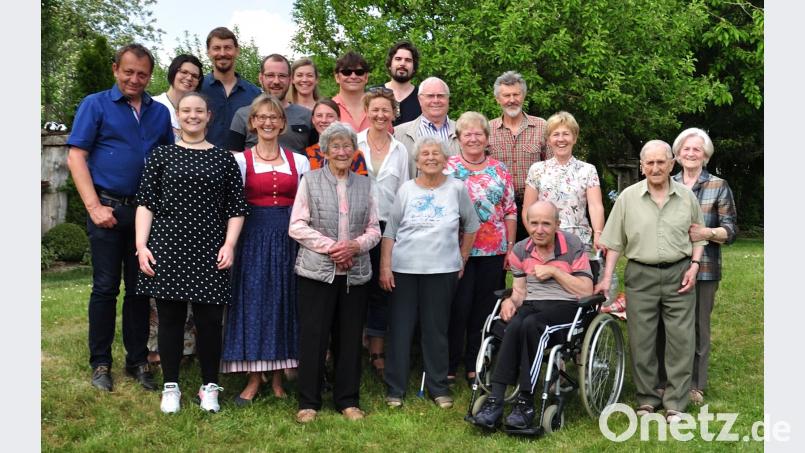 Rudolfine Voit (vorne, Dritte von links) nimmt zum 90. Geburtstag viele Glückwünsche entgegen. Bild: gz Ziegler, Karl [GZ]