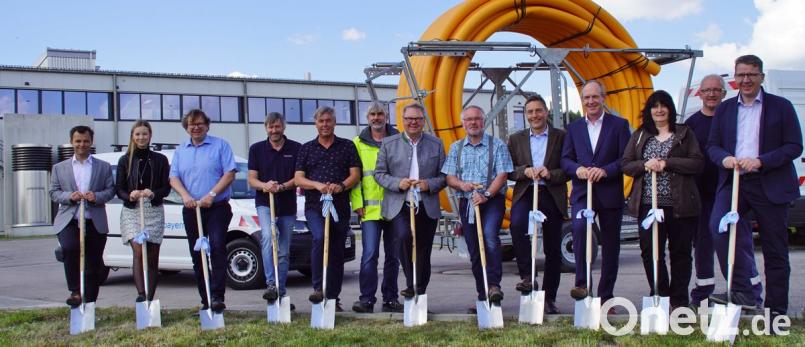 Josef Irlbacher (Mitte), dessen Söhne Stephan (rechts) und Günther (Dritter von links) nahmen zusammen mit Udo Hewing von der Omexom Frankenluk GmbH (ab Zweiter von rechts), Bürgermeisterin Birgit Höcherl und Peter Ketterl vom Bayernwerk sowie Bauunternehmer Michael Baumer (Sechster von rechts) und den Vertretern der beteiligten Firmen den Spatenstich für die Erdgasanbindung in Schönsee vor.  	Bild: mmj