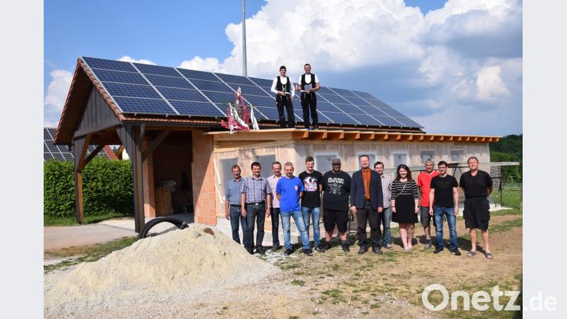Richtfest beim Feuerwehrgerätehausanbau in Mendorferbuch. Der Rohbau ist fertig und der Richtbuschen gesetzt.  	Bild: bö