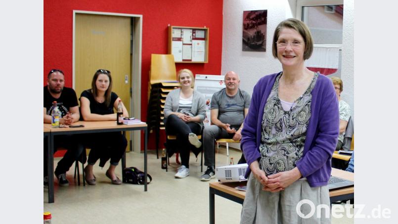 Ute-Dagmar Jaschke vom BRK-Betreuungsverein Tirschenreuth klärte im Rot-Kreuz-Haus über die wichtigsten Punkte zum Thema Vollmacht und Betreuung bei der Monatsversammlung der BRK-Bereitschaft auf.  	Bild: njn