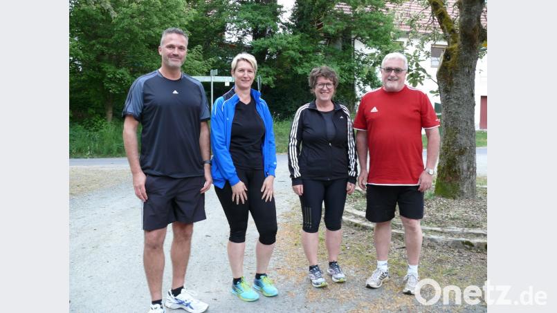 Matthias Mägerl, Sandra Mandanici, Christine Kneißl und Matthias Haberberger (von links) machen zusammen mit rund 40 anderen Teilnehmern bei der Aktion &quot;Lauf 10&quot; in Eschenbach mit.  	Bild: abu