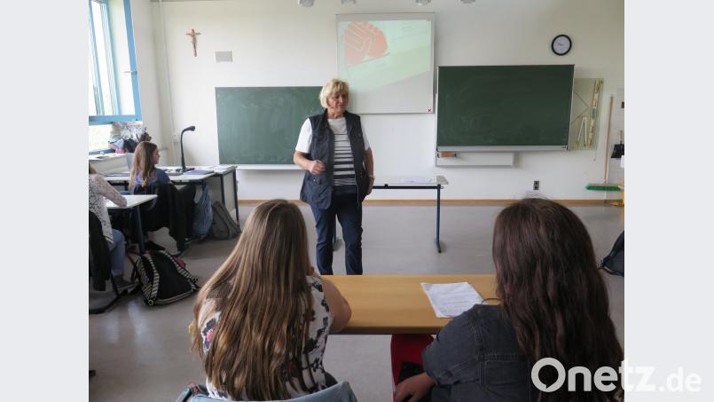 In den zehnten Realschulklassen berichtete Hildegard Haupt aus Grafenwöhr von ihrer Arbeit als Hospizhelferin und Trauerbegleiterin.