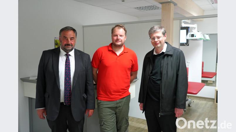 Physiotherapeut Thomas Bauer (Mitte) bei der Segnung seiner Praxis mit Bürgermeister Josef Beimler (links) und Pfarrer Norbert Götz (rechts). 	Bild: fvo