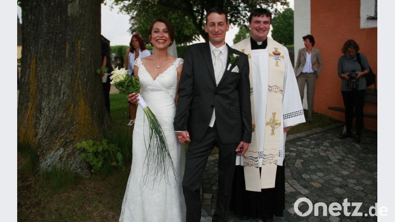 Pfarrer Maximilian Roeb traute Kathrin Heindl und Michael Schreiber in der Kreuzbergkirche.  	Bild: wro