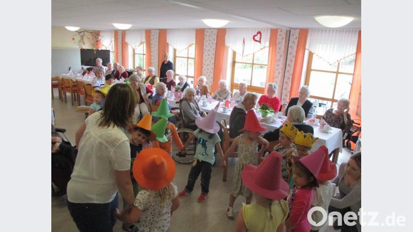 Entführung in die Welt der Farben: Die Kinder von Sankt Martin freuten sich, bei der Seniorenfeier im Altenheim auftreten zu dürfen.  	Bild: hm