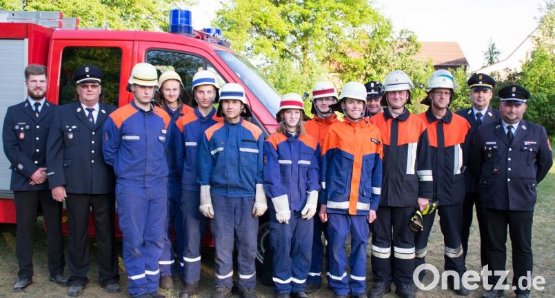 Schiedsrichter und Feuerwehrler sind zufrieden: Die Löschgruppe legt ihre Prüfung fehlerfrei ab.  	Bild: whw