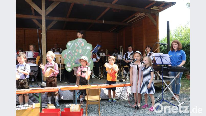 Voller Freude servierten die Sprösslinge der musikalischen Früherziehung unter Regie von Mirijam Denz und Maria Wildenauer mit Gesang und Glockenspiel mehrere Frühlingslieder.