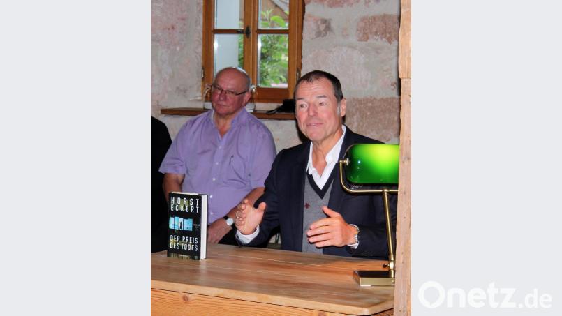 Horst Eckert stellte in Pressath seinen neuen Thriller vor.  	Bild: stg