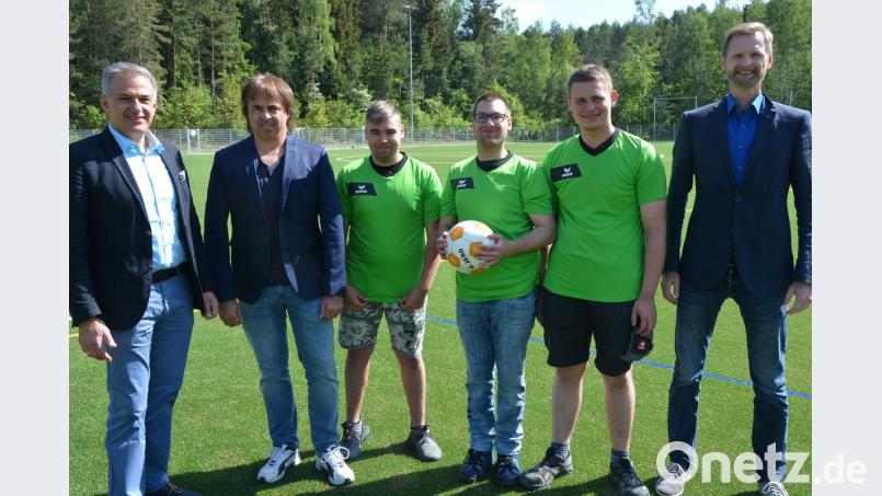 Freuen sich auf die offizielle Eröffnung des Kunstrasenplatz in Steinmühle, das mit einem bayernweiten Turnier der Behinderten-Werkstätten am 16. Juni eröffnet wird. Mit dabei sind (von links) Bürgermeister Roland Grillmeier, Trainer Max Schmid, die Spieler Rene Stangl, Ulrich Macht und Maximilian Röckl, sowie SV-Vorsitzender Stephan Andörfer.