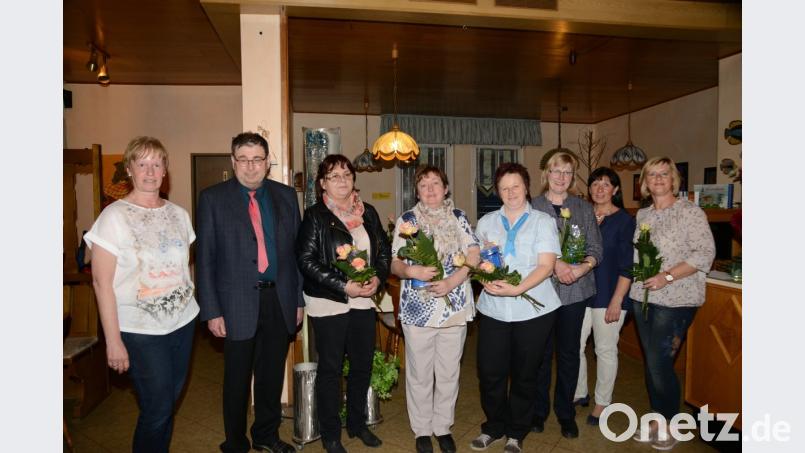 Vorsitzende Annemarie Woppmann, Stadtpfarrer Pater Hans Ring (von links) sowie Bezirksvorsitzende Martha Bauer und Vorsitzende Regina Pschirrer (von links) ehren die langjährigen Mitglieder Sieglinde Beyer, Ella Morawitz, Barbara Herrmann und Franziska Dornisch (mit Rosen von links).  	Bild: bey