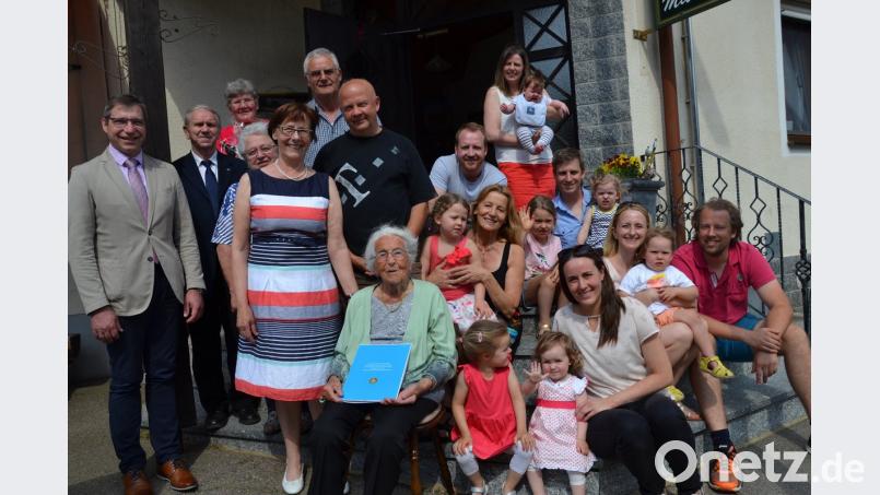Margaretha Stahl (vorne, mit Urkunde) feiert 101. Geburtstag mit ihren Töchtern und deren Familien. Außerdem gratulieren Bürgermeister Hermann Ach und Pfarrer Josef Most (von links) sowie eine Delegation des Frauenbunds Moosbach. Gemeinsam singen alle Gäste mit der Jubilarin deren Lieblingslied &quot;Schön ist es, auf der Welt zu sein&quot;.  	Bild: gi