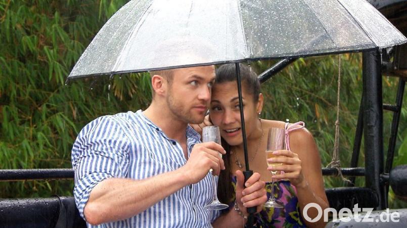 Philipp und Pam haben ihr erstes Date. Auf einer Jeep-Safari müssen sich die beiden aber vor Regen schützen. Das verbindet. 	Screenshot: tk