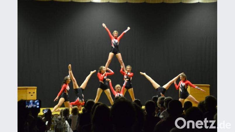 Pyramidenbau auf der Bühne. Die Wettkampfgruppe der TSV-Turner begeistert mit ihrer Darbietung das Publikum.  	Bilder: jub (2)