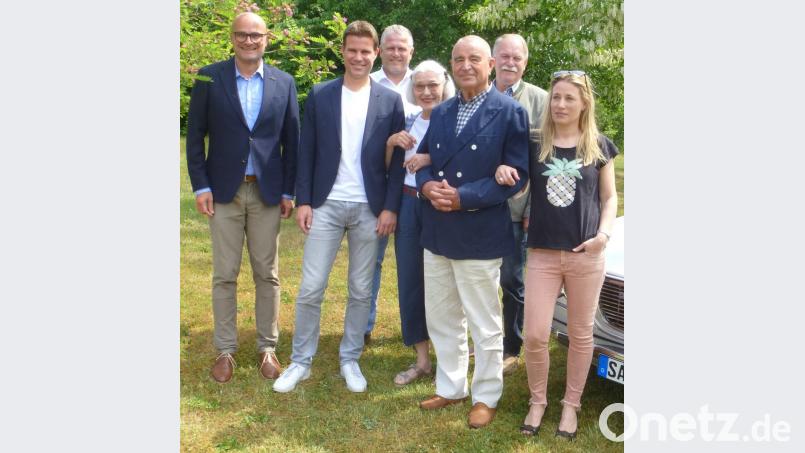 Neben der Familie gratulierten auch Bürgermeister Maximilian Beer (links) und die Vereinsvertreter Rüdiger Hügel (SV, Dritter von links) und Richard Winderl (Denkmalpflegeverein, Zweiter von rechts) Jubilar Friedrich Brych zum Geburtstag.  	Bild: mad