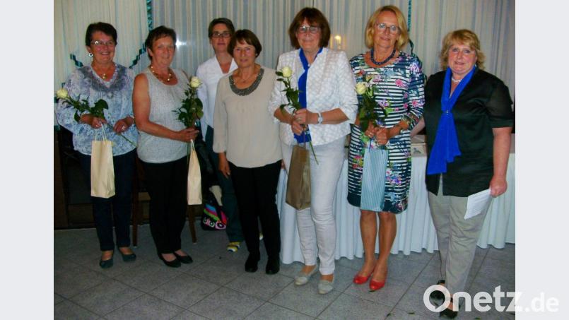 Die Ehrung der langjährigen Vorstandsmitglieder (von links) Agnes Galli, Marianne Riedl, Vorsitzende Stefanie Rosenberg und Heidi Schwendner, Elfriede Wicke, Gerti Loelgen und Vorsitzende Jutta Schönberger gehörte mit zum Jubiläumsprogramm.  	Bild: gsc