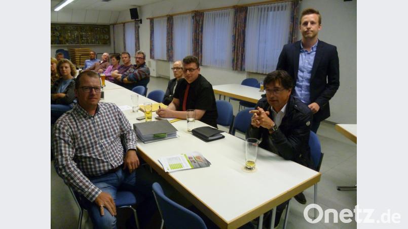 Bestritten den größten Teil der Bürgerversammlung, die erstmals für alle Gemeindeteile angesetzt worden war (von links): Markus Jobst von der Firma Jobst DSL Amberg, in der Mitte sitzend Bauoberrat Stefan Noll vom Staatlichen Bauamt und stehend rechts Sebastian Krysa, dessen Firma einen Überblick über die Breitbandversorgung erstellt hat. Bild: usc