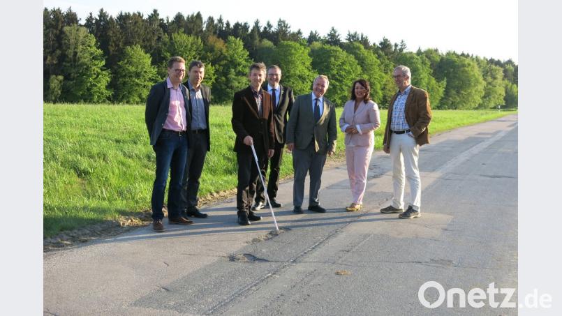 Vor Ort konnte sich der Abgeordnete Arne Gericke davon überzeugen, dass Europageld für die Kommunen wichtig ist. Von links: Horst Lihl, Manfred Schmidt, Albert Geitner, Hans-Martin Grötsch, Arne Gericke, Ammerthals Bürgermeisterin Alexandra Sitter sowie Bürgermeister Franz Mädler.  	Bild: exb