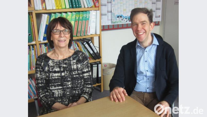 Lothar Drachsler geht wohl als letzter Schulleiter von Waidhaus in die Geschichte ein, was nicht nur Bürgermeisterin Margit Kirzinger ärgert. Bild: fjo