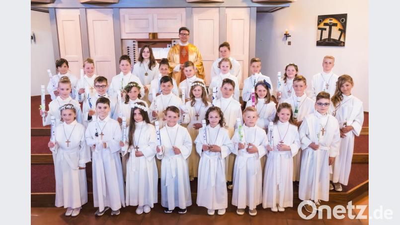 Die 26 Mädchen und Buben, die in St. Konrad die Erstkommunion feiern, bringen sich in die Gestaltung des von Pfarrer Michael Jakob zelebrierten festlichen Gottesdienste mit ein.  	Bild: exb