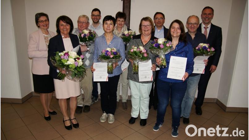 Stellvertretende Pfarrgemeinderatssprecherin Luzia Stingl (links), Pastoralassistent Andreas Hornauer (hinten) und Pfarrer Josef Irlbacher (rechts) verabschieden im Verlauf der Pfarrversammlung die scheidenden Pfarrgemeinderäte nach teils über 20 Jahren Einsatz.  	Bild: ads