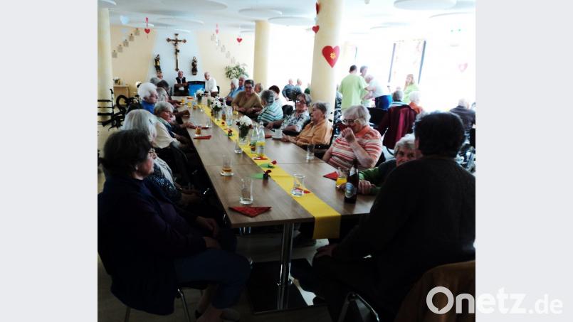 Gemeinsam feiern  Väter und Mütter im Hintergrund die  &quot;Schnarrndorfer&quot;   Musikanten