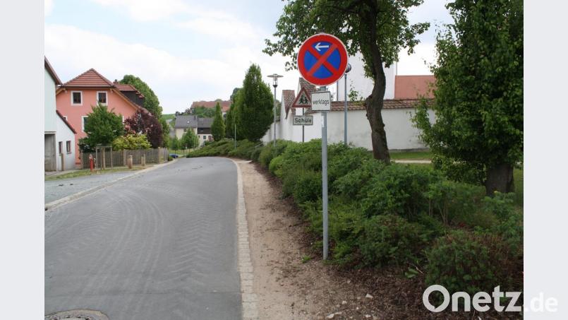 Sieht aus wie ein absolutes Halteverbot, ist aber keins: Nach wie vor gilt auf der Ortsstraße beim Burkhardsreuther Friedhof nur ein eingeschränktes Halteverbot, der zweite rote Schrägbalken wurde von einer unbekannten Person eigenmächtig aufgeklebt.  	Bild: bjp