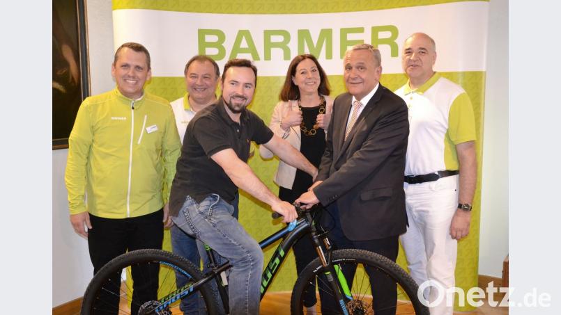 Die Barmer-Krankenkasse mit Hans Kost (links) und Oberbürgermeister Kurt Seggewiß (Zweiter von rechts) laden alle Bürger zum Sportmachen ein.  	Bild: Luber
