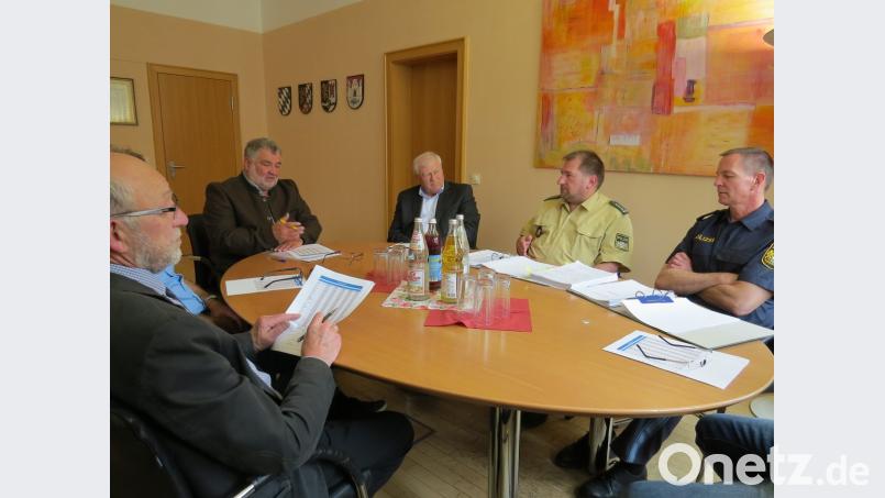 Polizeihauptkommissar Stefan Weinberger (rechts) und der Leiter der PI Nabburg, Erster Polizeihauptkommissar Roland Heldwein (Zweiter von rechts), informierten die Bürgermeister Georg Köppl, Armin Schärtl und Johann Wilhelm (von links) über die Sicherheitslage in ihren Gemeinden. Bild: Tietz