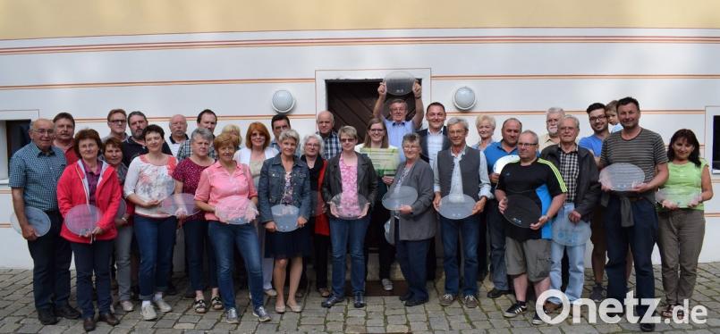 Die beiden Bürgermeister Hans Koch und Hans Durst sowie Maria Schmalzl bei der Übergabe der Hausnamensschilder an Königsteiner und Hirschbacher Gemeindebürger. 	Bild: wuk