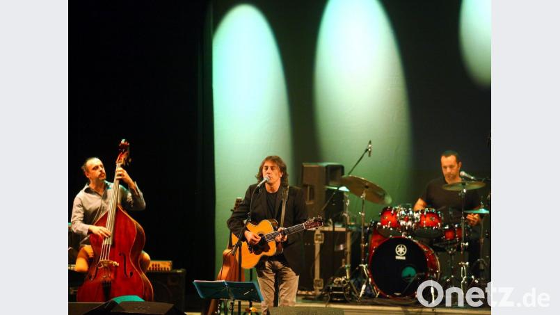 Der Auftritt von Pippo Pollina und Band im März 2017 gehört zu den erfolgreichen kulturellen Veranstaltungen im ACC. Bild: Steinbacher