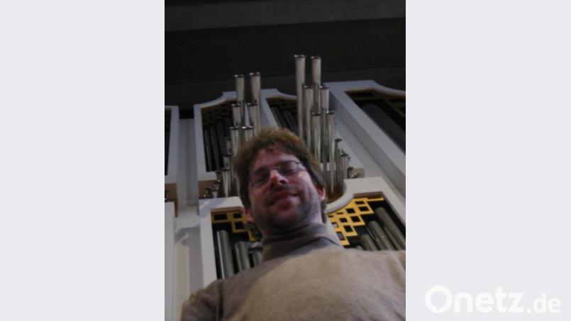 Neben seinen Aufgaben als Dekanatskantor nimmt Gerd Hennecke auch das Amt des Orgel-Sachverständigen der evangelischen Kirche in Bayern wahr. Er gilt als ausgewiesener Fachmann für die Königin der Instrumente.	Bild: exb