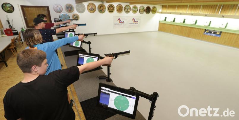Bis aus Kassel sind Jugendliche zur Bayerischen Meisterschaft nach Amberg gekommen, um bei der Königlich privilegierten Feuerschützengesellschaft zwei brandaktuelle Luftpistolen-Disziplinen zu schießen, was nur mit der hier neu angeschafften, elektronischen Zielanlagen-Technik samt Tablet-Bildschirmen möglich ist. 	Bilder: Wolfgang Steinbacher (2)