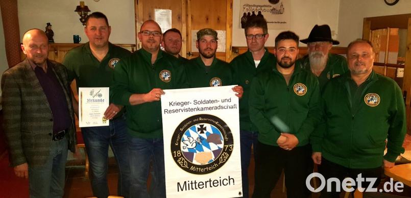 Auszeichnungen gab es für mehrere erfolgreiche Schützen der KSRK Mitterteich, darunter Vereinsschießwart Stefan Badstieber (Zweiter von links) und Bundessieger Ernst Hampel (Vierter von rechts). Mit im Bild Sportstadtverbandsvorsitzender Peter Haibach (links) und KSRK-Vorsitzender Erich Fischer (rechts).  	Bild: exb