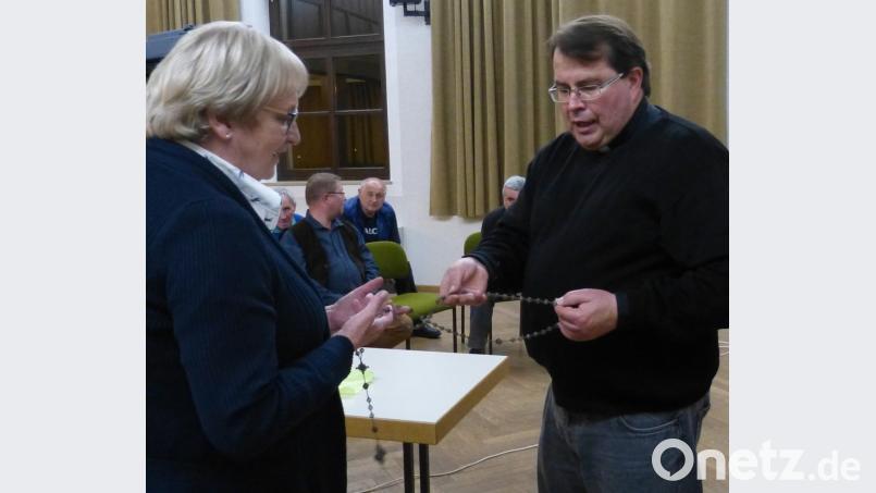Auch dieser Rosenkranz beeindruckte Pfarrer Klaus Haußmann.  	Bild: exb