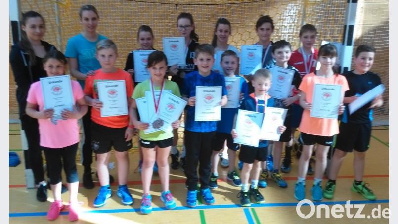 Beim Jugendtag freuten sich etliche Spieler über eine Ehrung mit Urkunden und viel Lob. Bild: exb