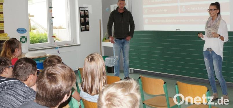 Von guten Arbeitsbedingungen und hohen Übernahmechancen berichteten Jessica Sorgenfrei und Daniel Eschl von der Firma Rötzer-Ziegelhaus. Rund 20 Betriebe und weiterführende Schulen stellten sich vor. Bild: weu