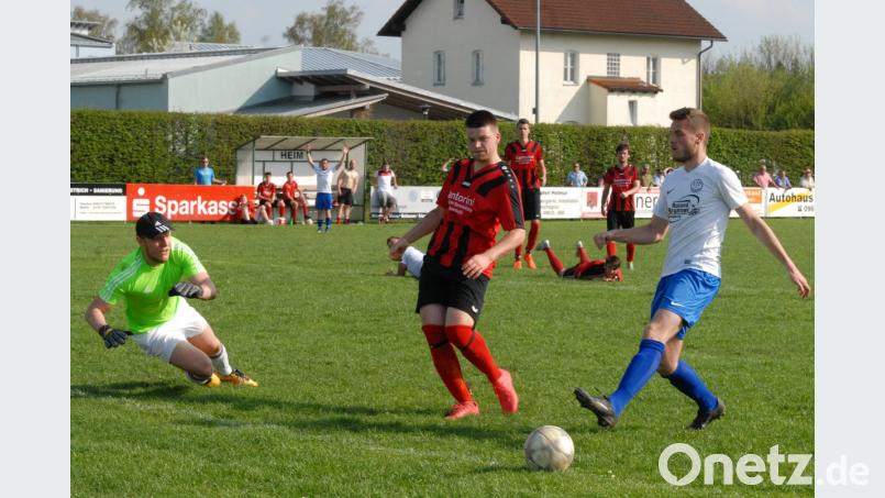 Abstiegskampf in Tirschenreuth: Am letzten Spieltag der Kreisliga Süd empfängt der ATSV den FC Lorenzreuth. Die Kreisstädter brauchen einen Punkt, um sich in die Relegation zu retten. Das Bild zeigt eine Szene aus der Partie gegen den VfB Arzberg (1:1): Leon Prokesch klärt vor dem Arzberger Korbinian Lang (rechts), ATSV-Torwart Christoph Rösner braucht nicht einzugreifen.  	Bild: Gebert