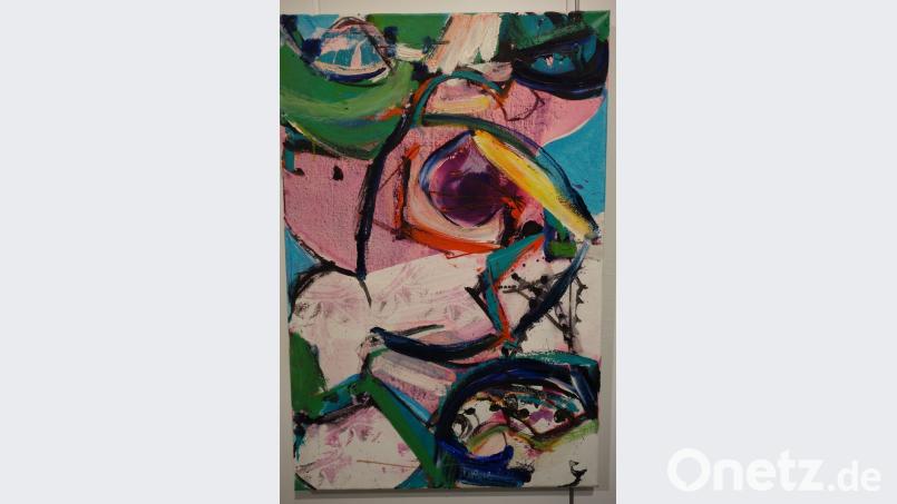 Heiko Herrmann baut seine Bilder aus Farben und Formen auf. Einige davon sind derzeit im Donau-Einkaufszentrum zu sehen.  	Bild: Wolke