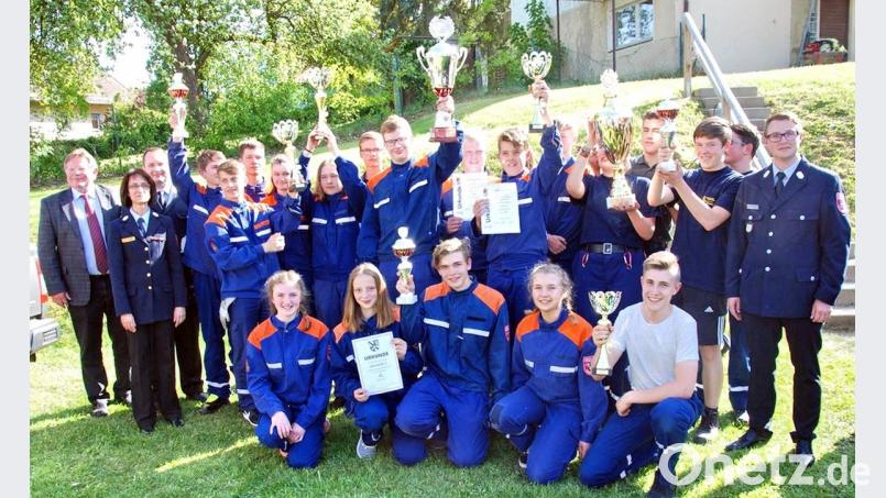 Nach sechs Kilometern und zehn Stationen mit unterschiedlichen Prüfungen erhalten die erfolgreichen Teilnehmer am Leistungsmarsch und der Feuerwehrolympiade Pokale und Urkunden.  	Bild: hai