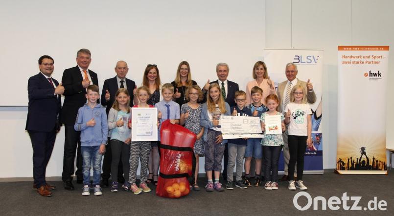 Vertreter des Kultusministeriums, des Landessportverbands und der Handwerkskammer gratulierten den Schülern der Grundschule Fensterbach zum Landessieg.  	Bild:  HWK Schwaben