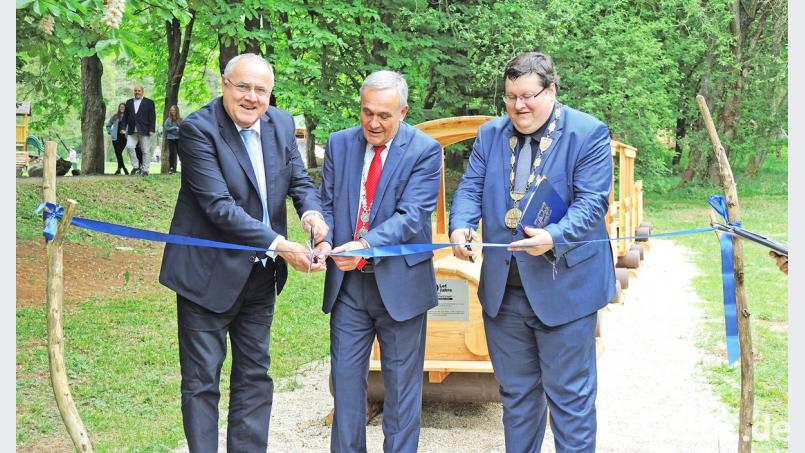 Der Bürgermeister Marienbads, Martin Kalina (rechts), nimmt das Geschenk aus Weiden entgegen, das Oberbürgermeister Kurt Seggewiß und Bürgermeister Lothar Höher feierlich übergeben.