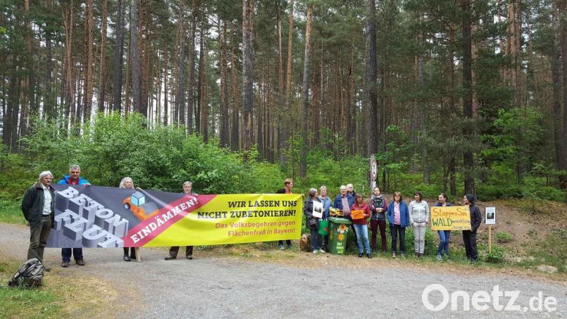 Der Bund Naturschutz ist dabei, die Planungen für das Gewerbegebiet West IV als "Präzedenzfall für Flächenfraß" beim Volksbegehren "Betonflut eindämmen - damit Bayern Heimat bleibt" landesweit zu brandmarken.  	Bild: exb