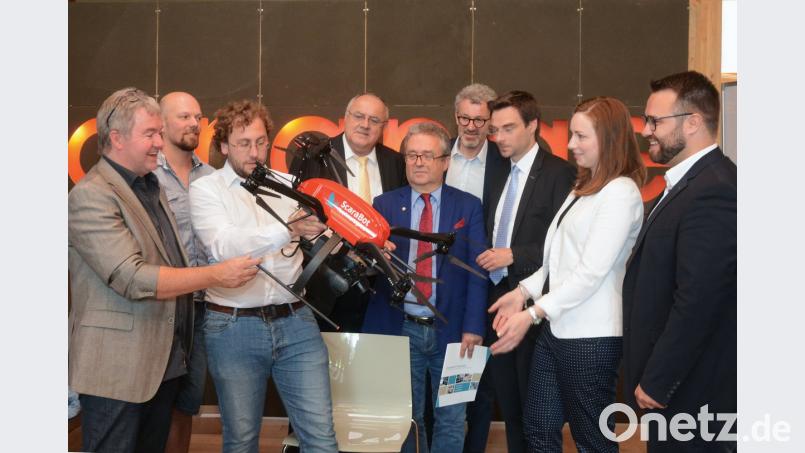 Claus Krapf, Geschäftsführer von &quot;galileo-ip Ingenieure GmbH&quot; (links) stellt sein aktuelles Projekt vor: die Vermessung per Drohne.  	Bild: Schönberger