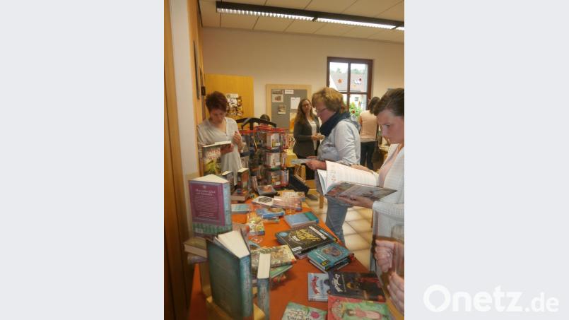 Schmökern in neuen Schmökern. Die Büchereikunden nützen die Veranstaltung ausgiebig. Bild: jub