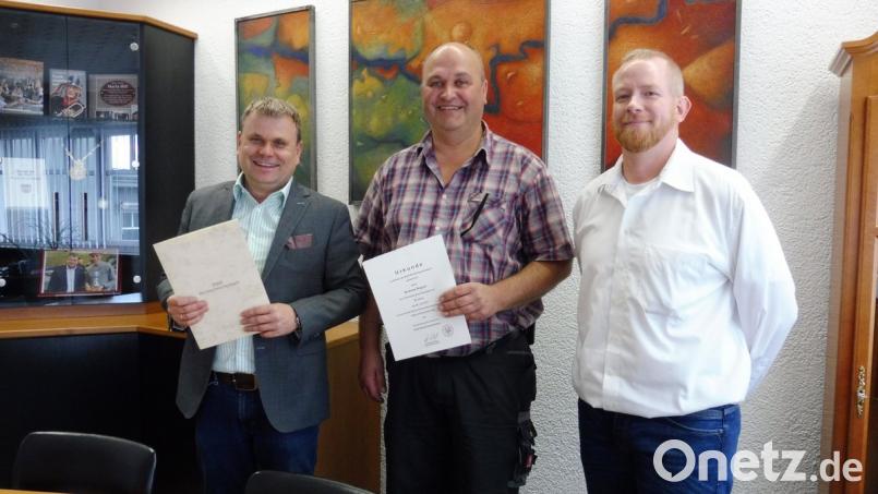 Bürgermeister Karlheinz Budnik (links) und Personalratsvorsitzender André Heinl danken Andreas Bogner (Mitte) für die Treue zur Stadt.  	Bild: exb