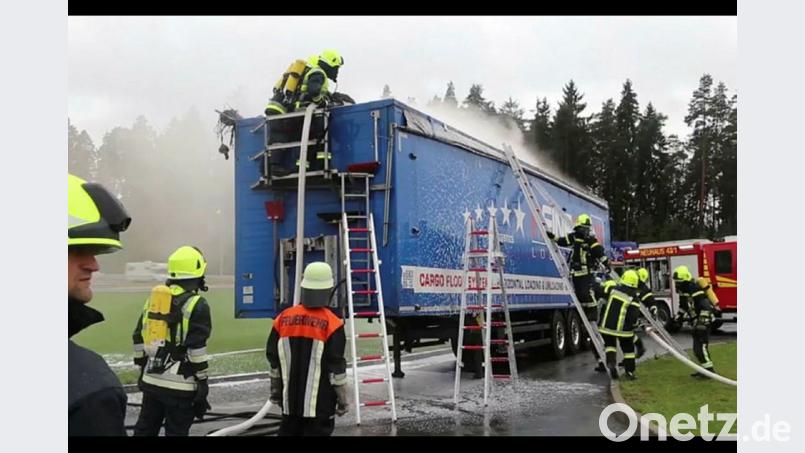 Keine leichte Aufgabe: Die Feuerwehr löscht einen Lkw, der mit Müll beladen ist.	Bild: mic