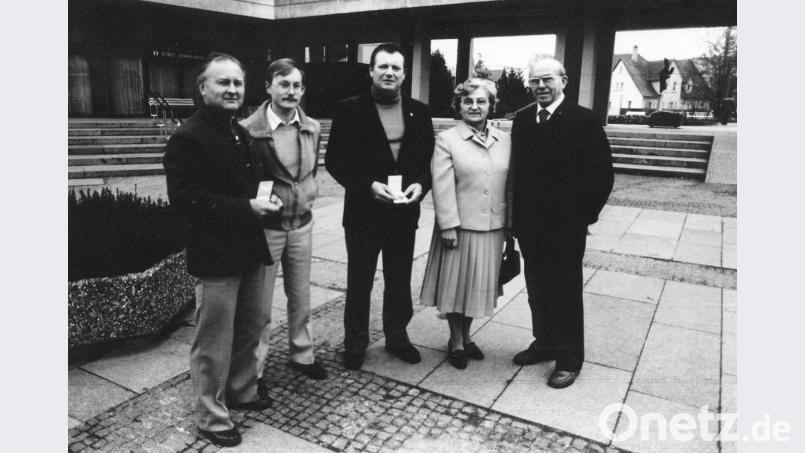 Erhard Wagner, Herbert Hanauer, Franz Schaller, Hilde Siegert und Hans Siegert (von links) holen 1977 in Heidenheim an der Brenz beim &quot;Weltcup in Color&quot; einen sensationellen dritten Rang.  	Repro: tu