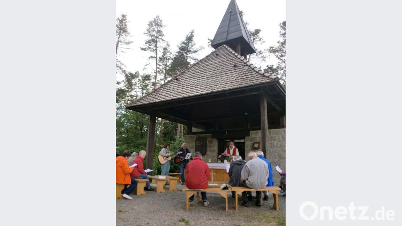 Den Buchberggottesdienst zum Patrozinium und 35-Jährigen der Nepomukkapelle zelbrierte Stadtpfarrer Josef Irlbacher.  	Bild: sh