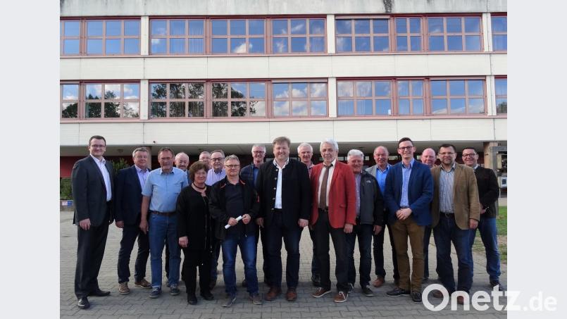 Die CSU-Kreistagsfraktion um Sprecher Stefan Braun (Neunter von rechts) besichtigte mit Schulleiter Wolfgang Pfeifer (Siebter von rechts) und dem Leiter des Landkreis-Gebäudemanagements Hubert Saradeth (Achter von links) die Walter-Höllerer-Realschule in Sulzbach-Rosenberg. Bild: exb